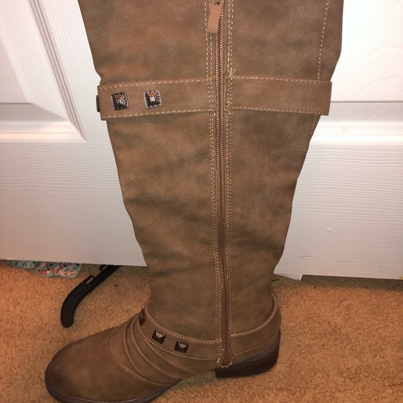 Boots - Picture 2 of 5